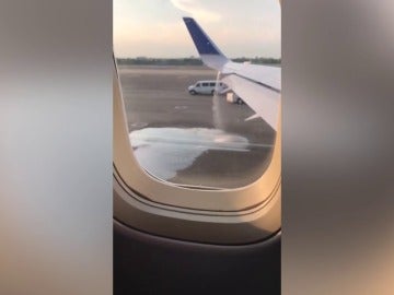 United Airlines vuelve a las andadas: una pasajera graba cómo el avión pierde combustible justo antes de volar United Airlines vuelve a las andadas: una pasajera graba cómo el avión pierde combustible justo antes de volar