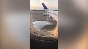 United Airlines vuelve a las andadas: una pasajera graba cómo el avión pierde combustible justo antes de volar