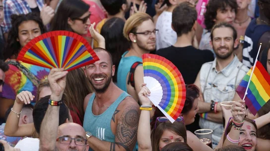 Multitud de personas celebrando el Orgullo Multitud de personas celebrando el Orgullo