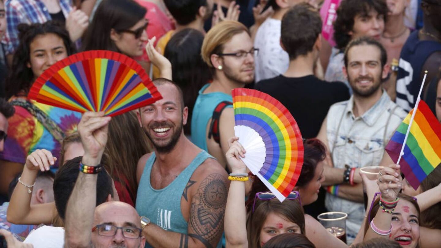 Multitud de personas celebrando el Orgullo