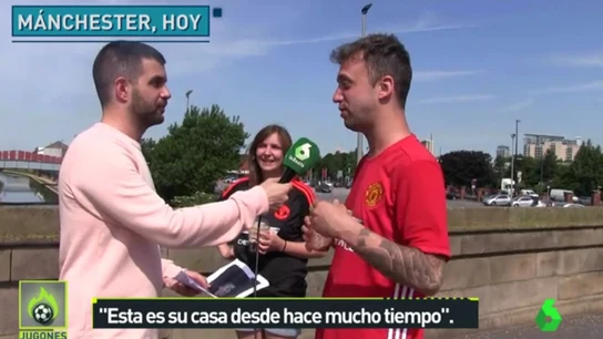 Un aficionado del Manchesterr United atiende a los micrófonos de Jugones Un aficionado del Manchesterr United atiende a los micrófonos de Jugones