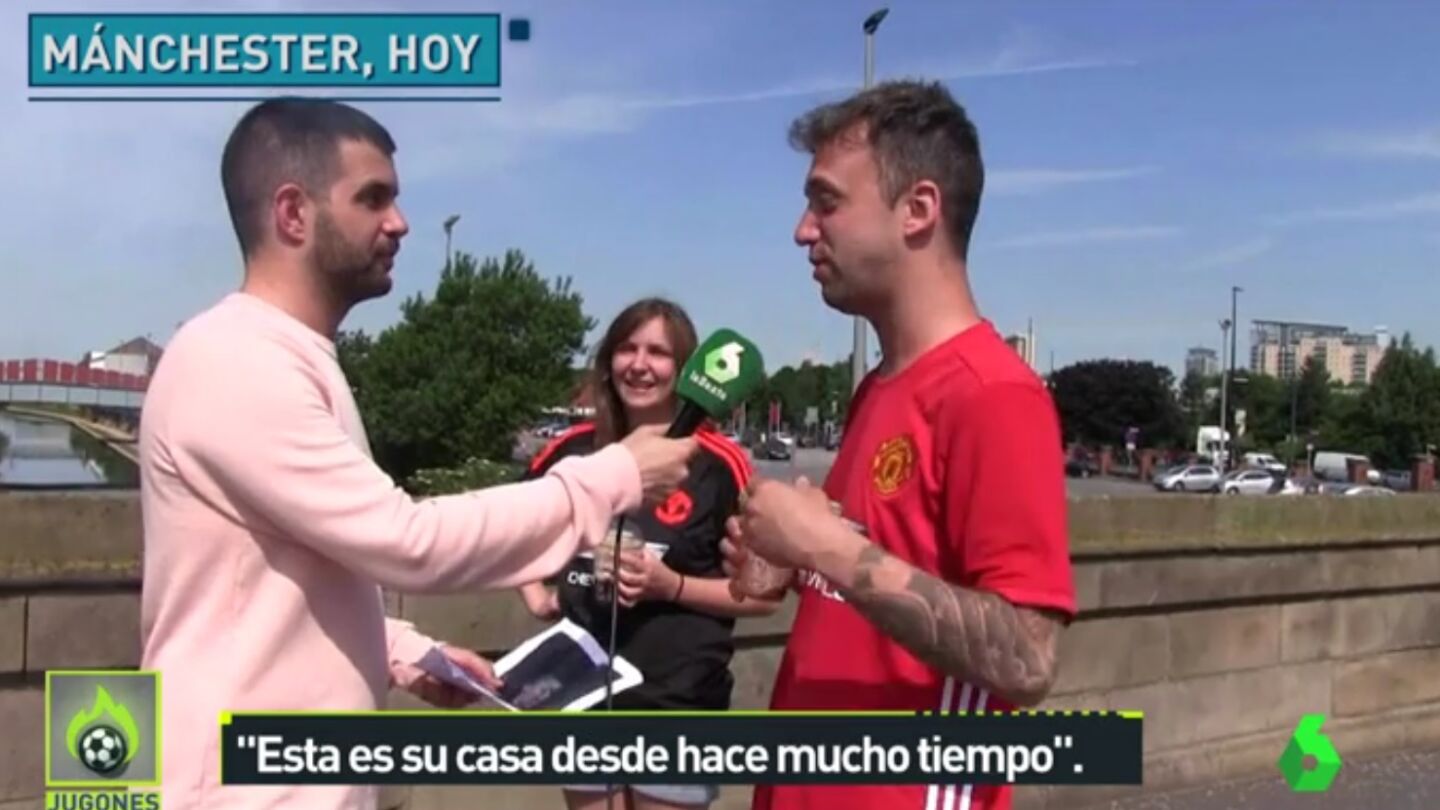 Un aficionado del Manchesterr United atiende a los micr&oacute;fonos de Jugones