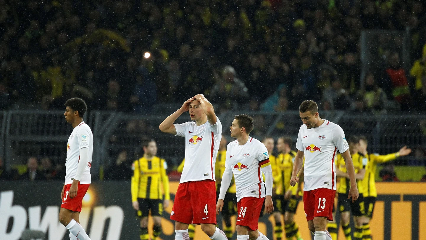 Cuatro jugadores del Leipzig en un partido ante el Borussia Dortmund Cuatro jugadores del Leipzig en un partido ante el Borussia Dortmund