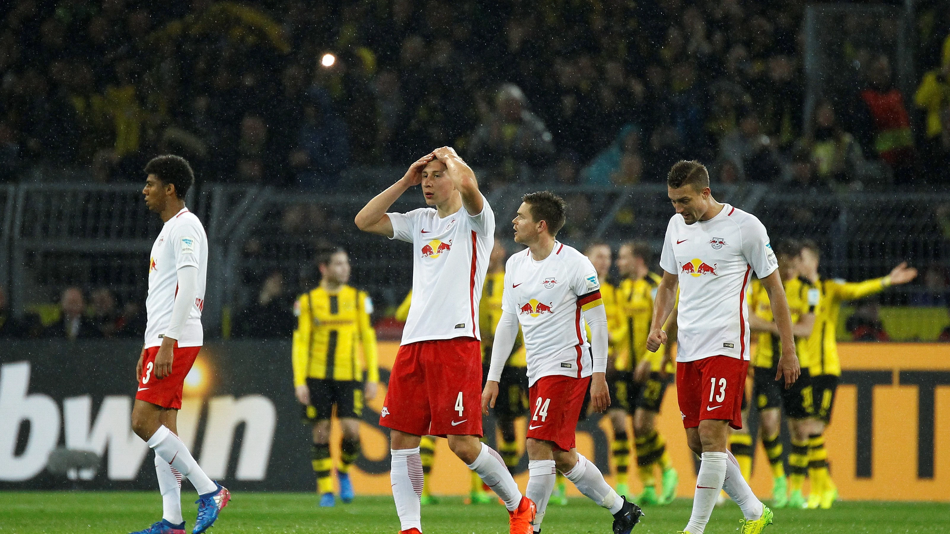 Cuatro jugadores del Leipzig en un partido ante el Borussia Dortmund