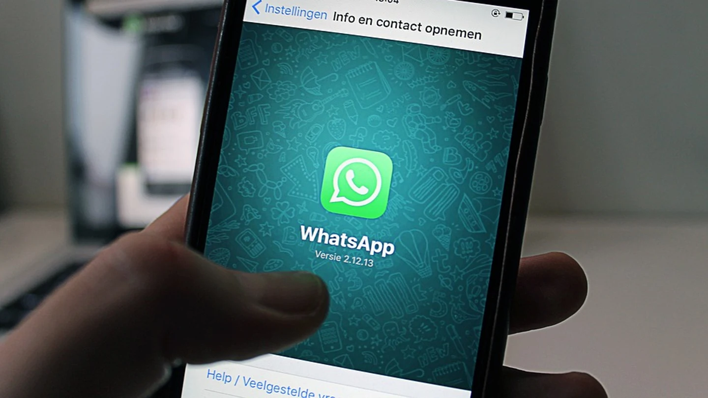 Un usuario con WhatsApp en su móvil WhatsApp, una 'app' imprescindible