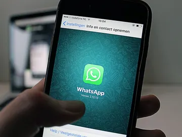 Un usuario con WhatsApp en su móvil Un usuario con WhatsApp en su móvil