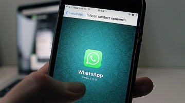 Un usuario con WhatsApp en su móvil