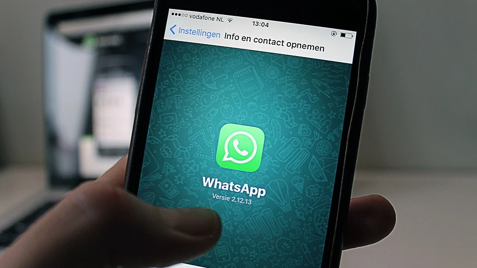 Un usuario con WhatsApp en su móvil WhatsApp, una 'app' imprescindible