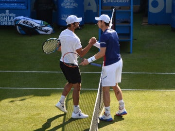 Jordan Thompson y Andy Murray se saludan tras el partido Jordan Thompson y Andy Murray se saludan tras el partido