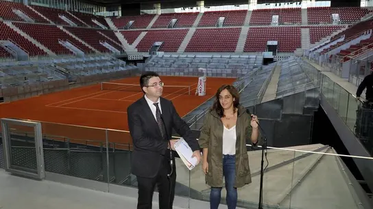 Carlos Sánchez Mato y Celia Mayer en la Caja Mágica Carlos Sánchez Mato y Celia Mayer en la Caja Mágica