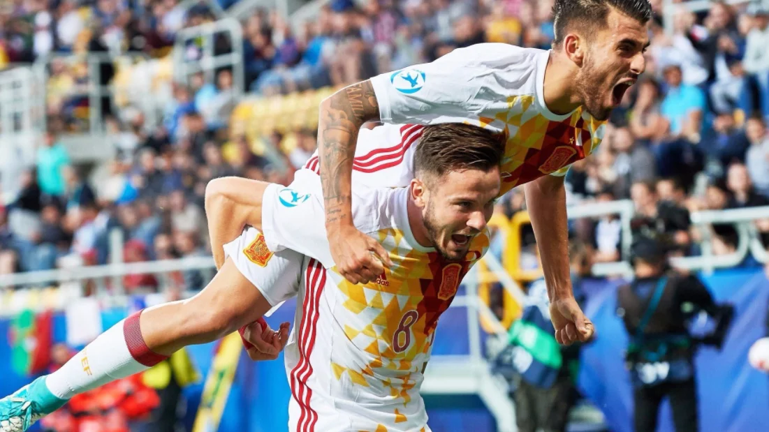 Dani Ceballos celebra el gol con Saúl Ñíguez.