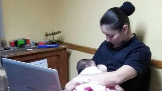 La agente de policía dio el pecho durante dos horas a la hambrienta bebé La agente de policía dio el pecho durante dos horas a la hambrienta bebé