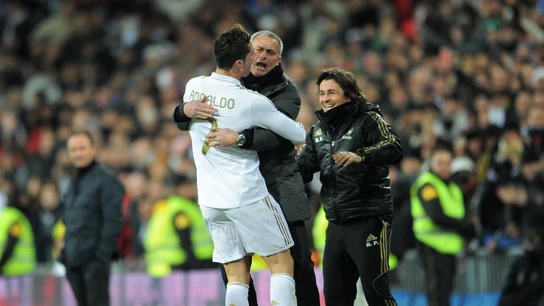 Cristiano Ronaldo se abraza con José Mourinho durante un partido del Real Madrid Cristiano Ronaldo se abraza con José Mourinho durante un partido del Real Madrid