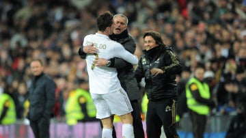 Cristiano Ronaldo se abraza con José Mourinho durante un partido del Real Madrid