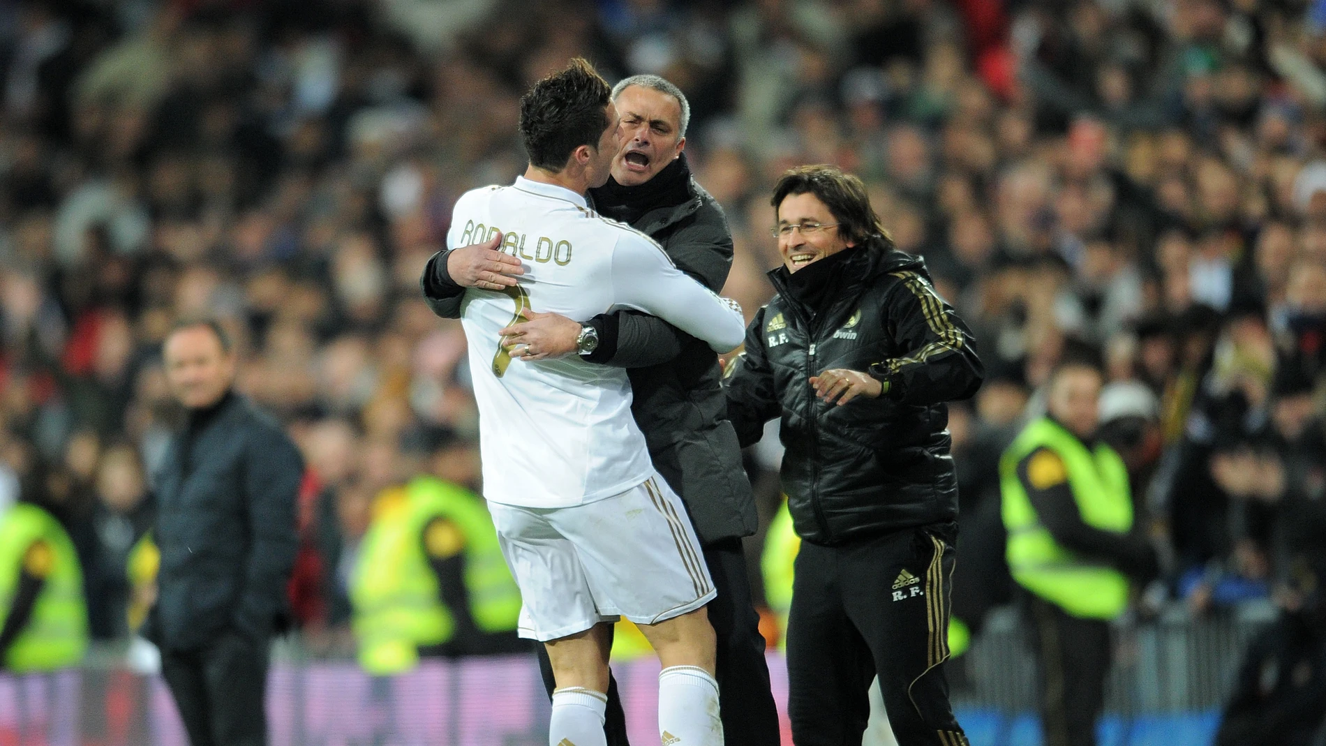 Cristiano Ronaldo se abraza con José Mourinho durante un partido del Real Madrid