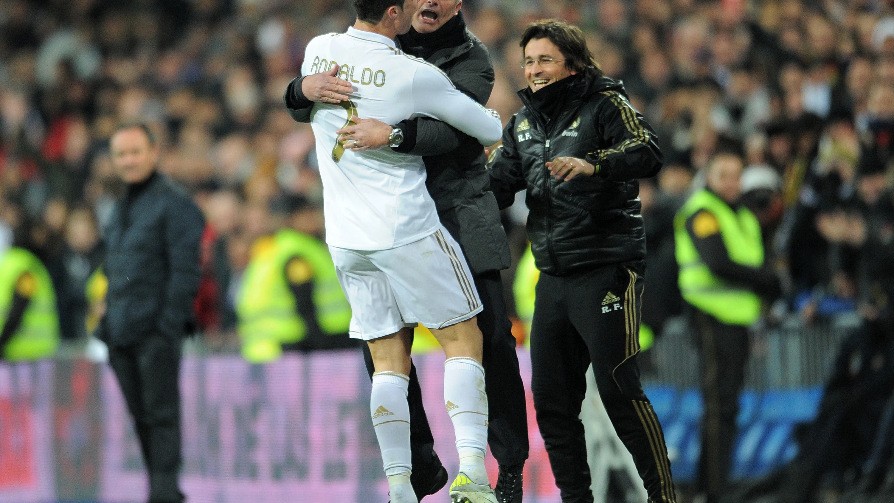 Cristiano Ronaldo se abraza con José Mourinho durante un partido del Real Madrid