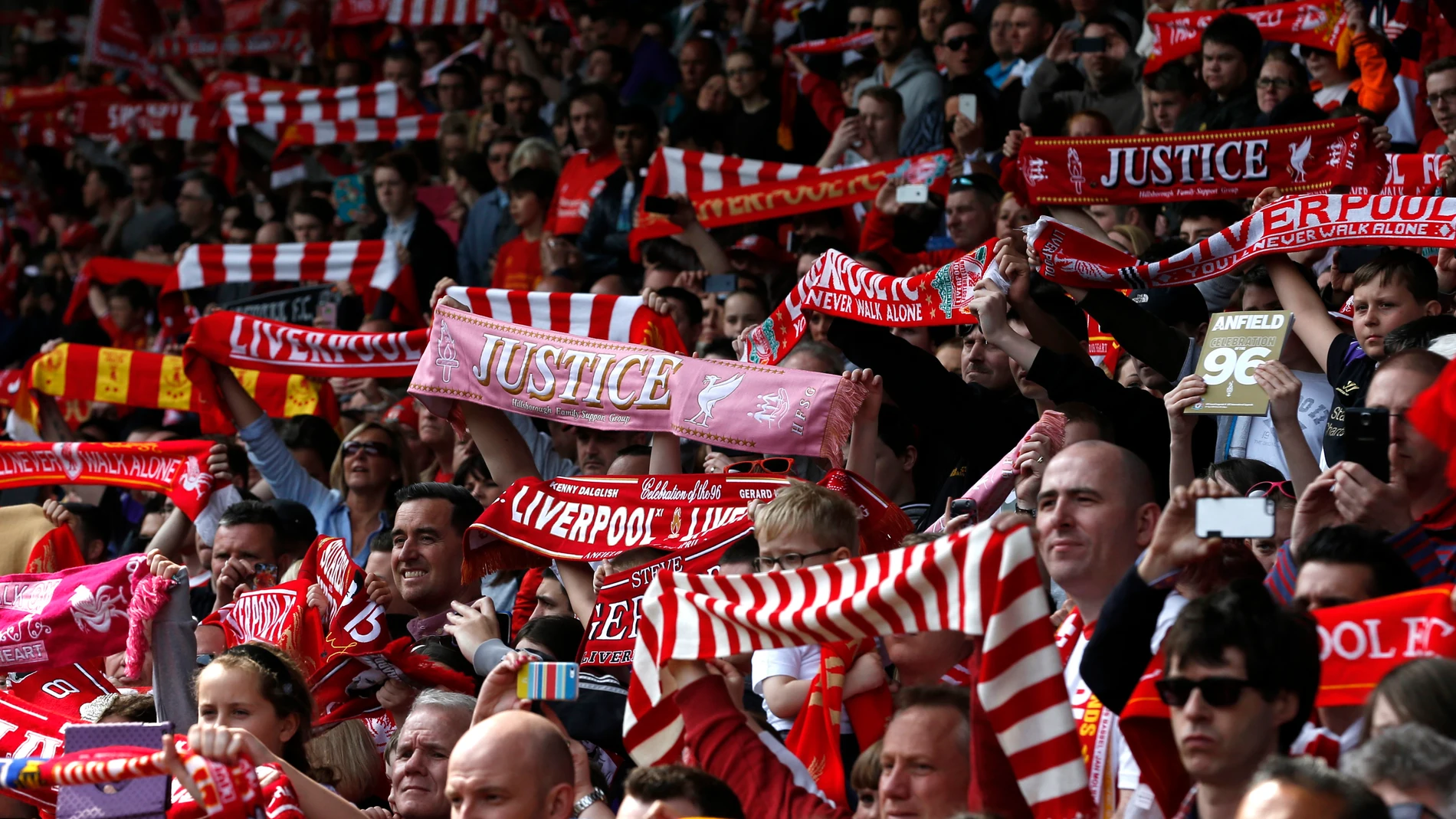 Los aficionados del Liverpool, cantando el 'You'll never walk alone' en Anfield