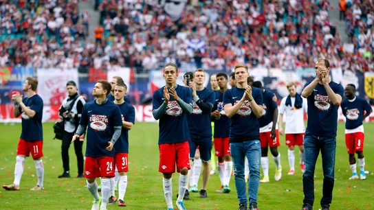 Los jugadores del Leipzig saludan a sus aficionados Los jugadores del Leipzig saludan a sus aficionados