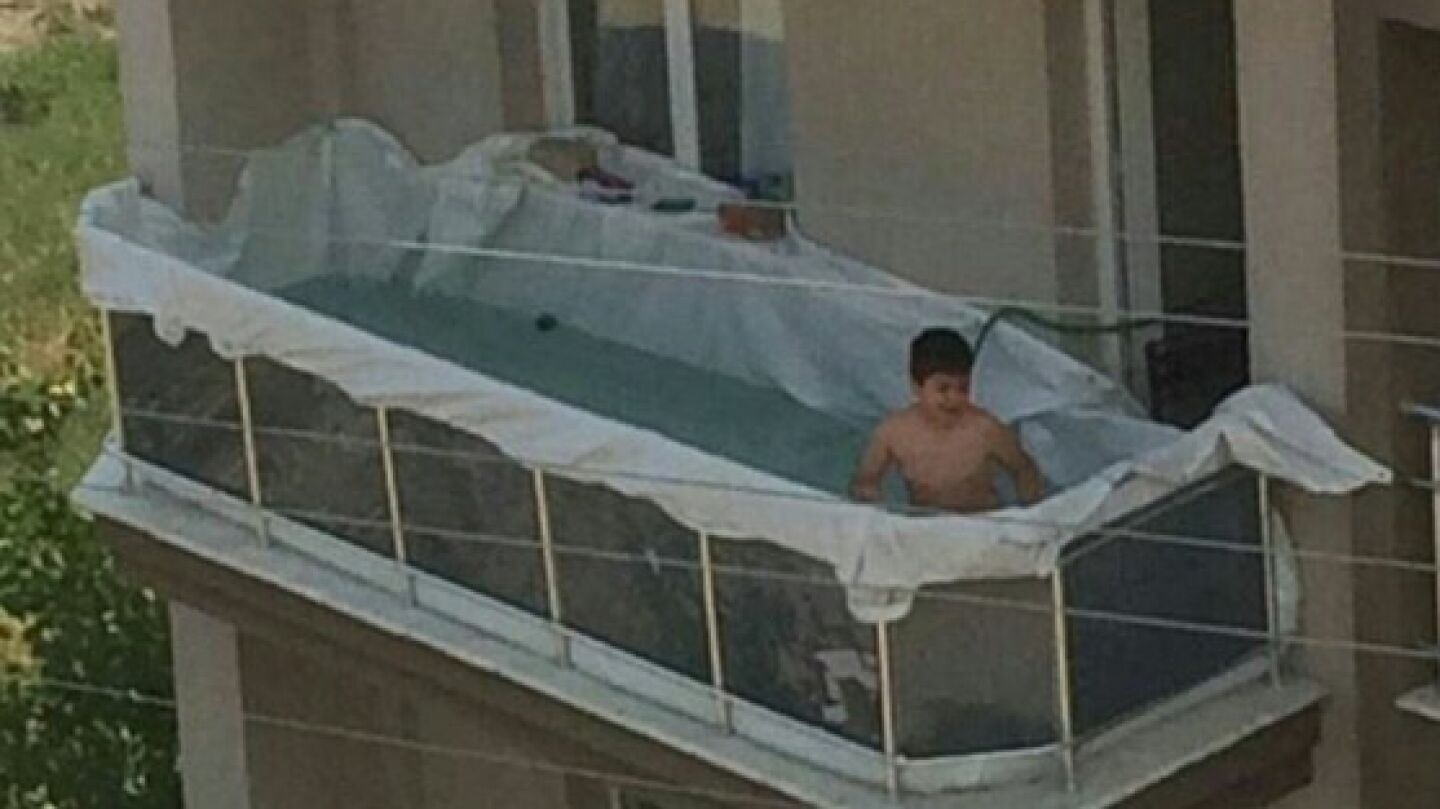 Piscina improvisada de un ni&ntilde;o en el balc&oacute;n de casa 