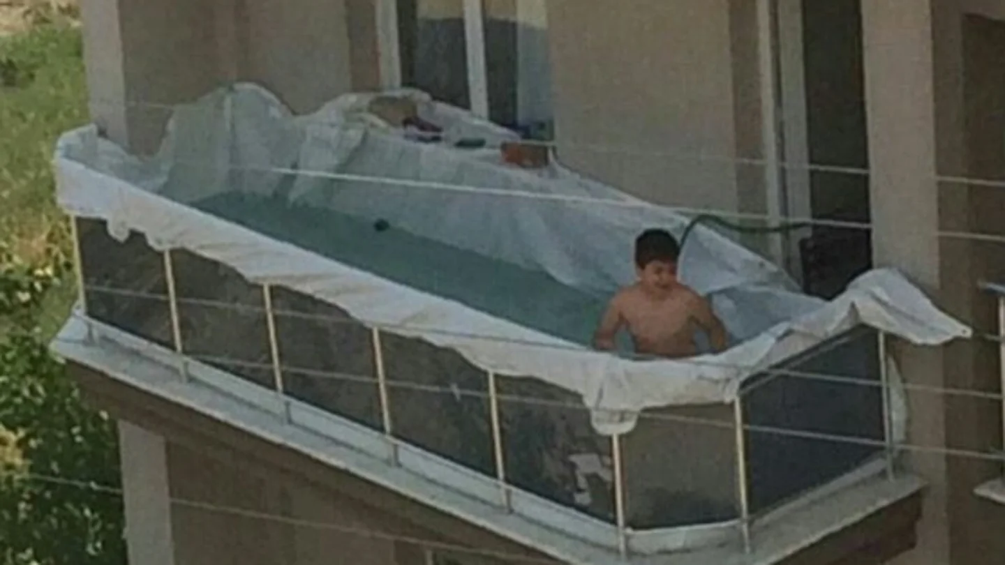 Piscina improvisada de un niño en el balcón de casa Piscina improvisada de un niño en el balcón de casa