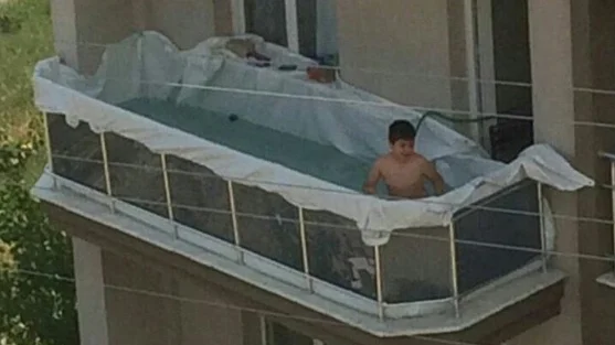 Piscina improvisada de un niño en el balcón de casa 