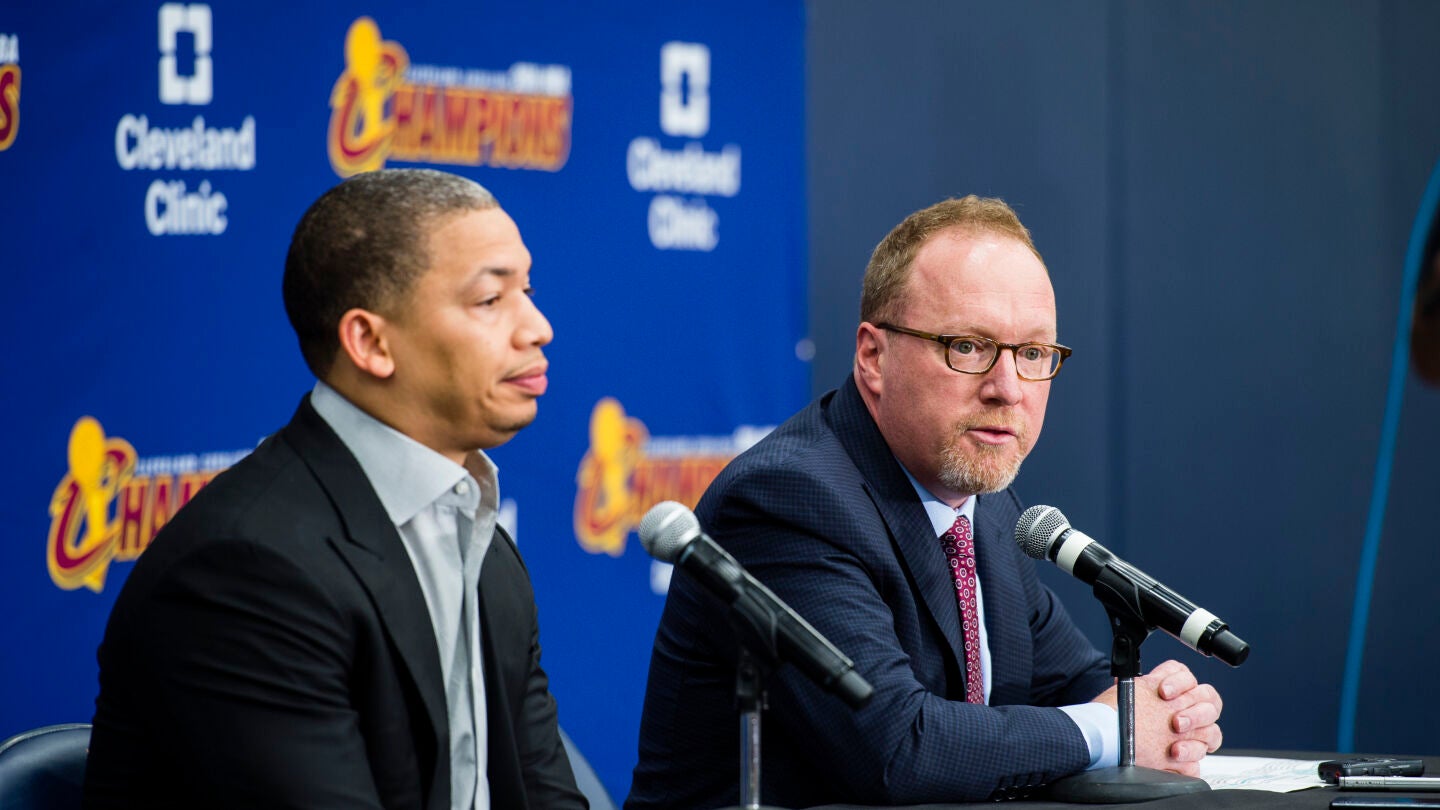 David Griffin (d), en rueda de prensa junto a Tyronn Lue (i)
