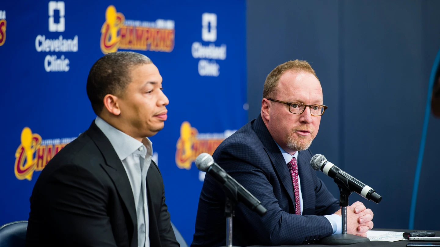 David Griffin (d), en rueda de prensa junto a Tyronn Lue (i) David Griffin (d), en rueda de prensa junto a Tyronn Lue (i)