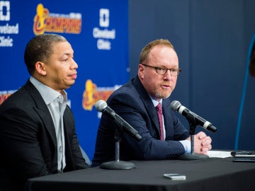 David Griffin (d), en rueda de prensa junto a Tyronn Lue (i) David Griffin (d), en rueda de prensa junto a Tyronn Lue (i)
