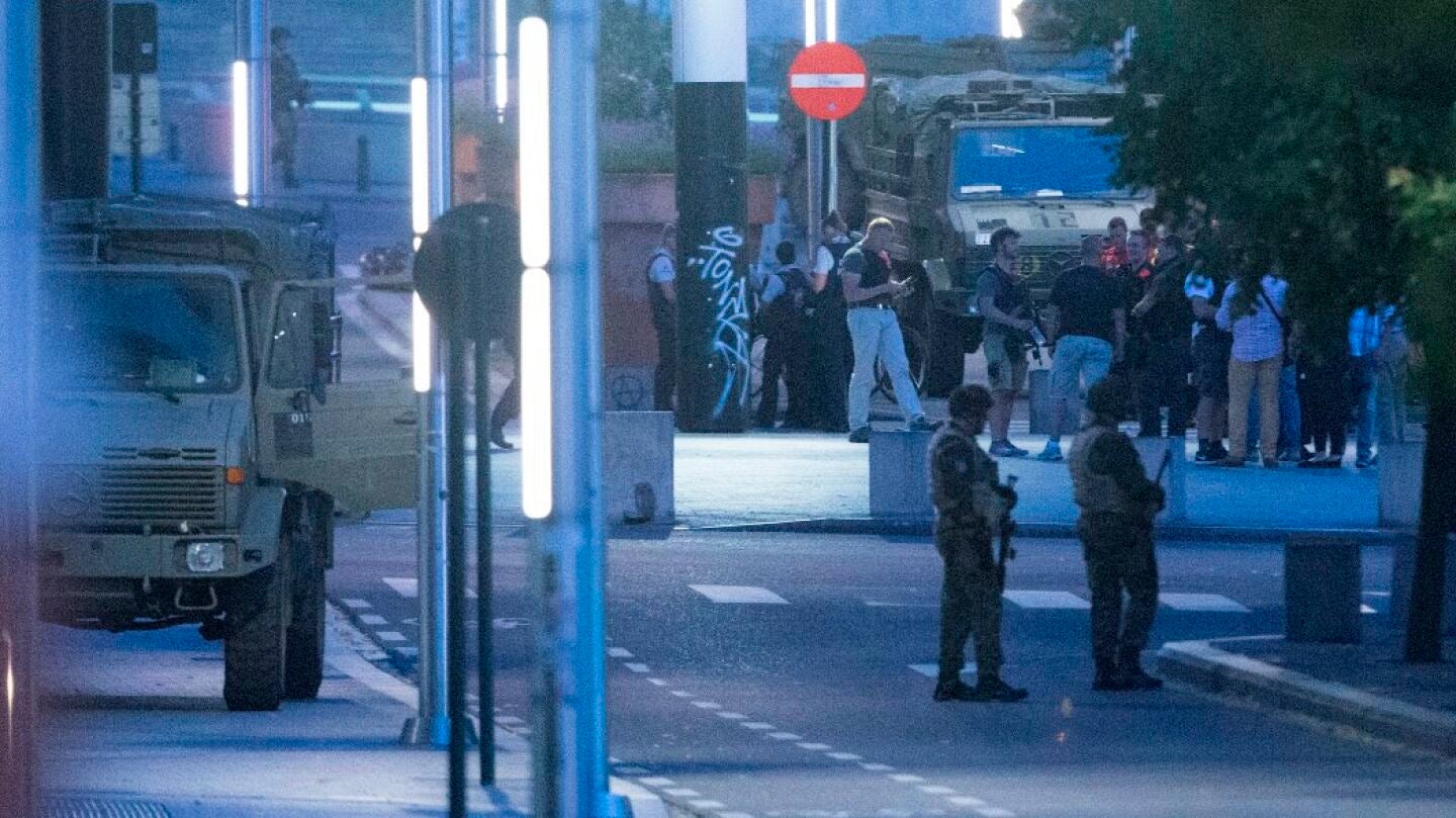 Soldados prestan guardia en el exterior de la Estaci&oacute;n Central de trenes de Bruselas
