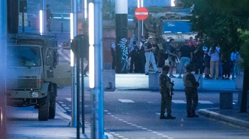 Soldados prestan guardia en el exterior de la Estación Central de trenes de Bruselas