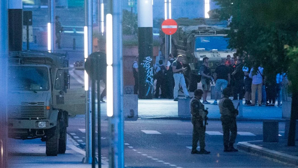 Soldados prestan guardia en el exterior de la Estación Central de trenes de Bruselas