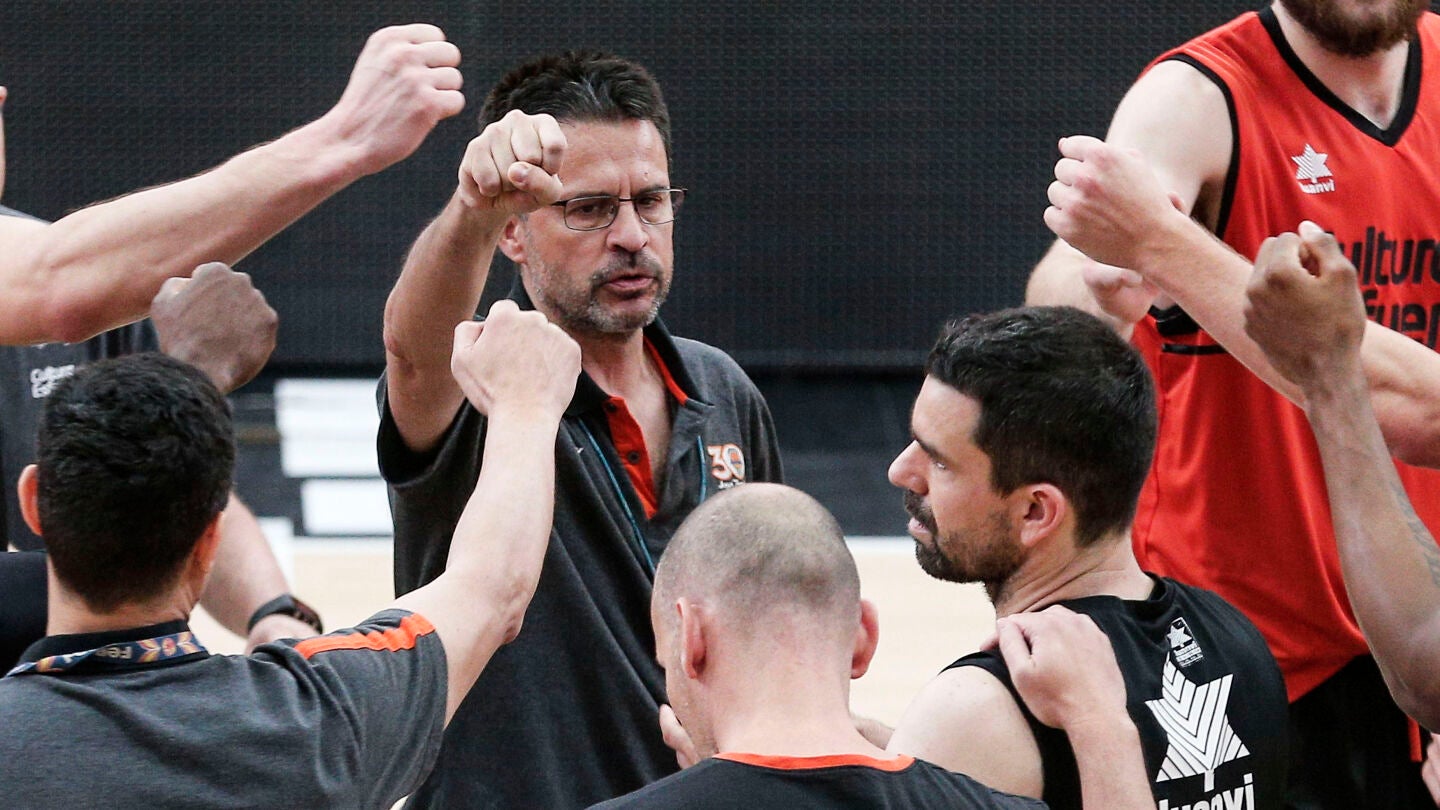 Pedro Mart&iacute;nez, en un entrenamiento de Valencia Basket