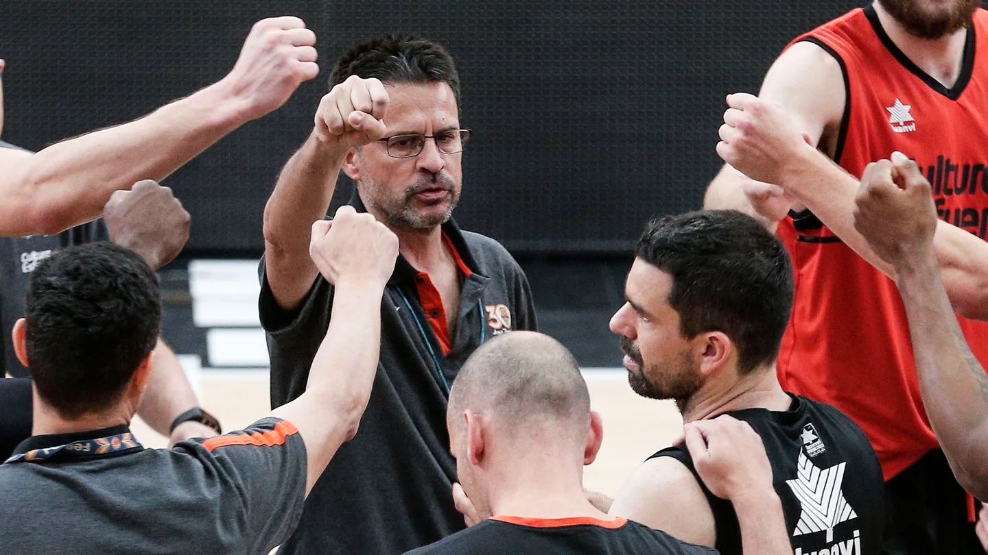 Pedro Martínez, en un entrenamiento de Valencia Basket Pedro Martínez, en un entrenamiento de Valencia Basket