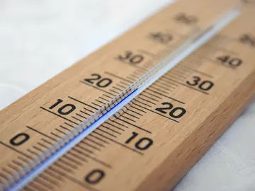 La temperatura máxima teórica es conocida como temperatura de Planck. La temperatura máxima teórica es conocida como temperatura de Planck.