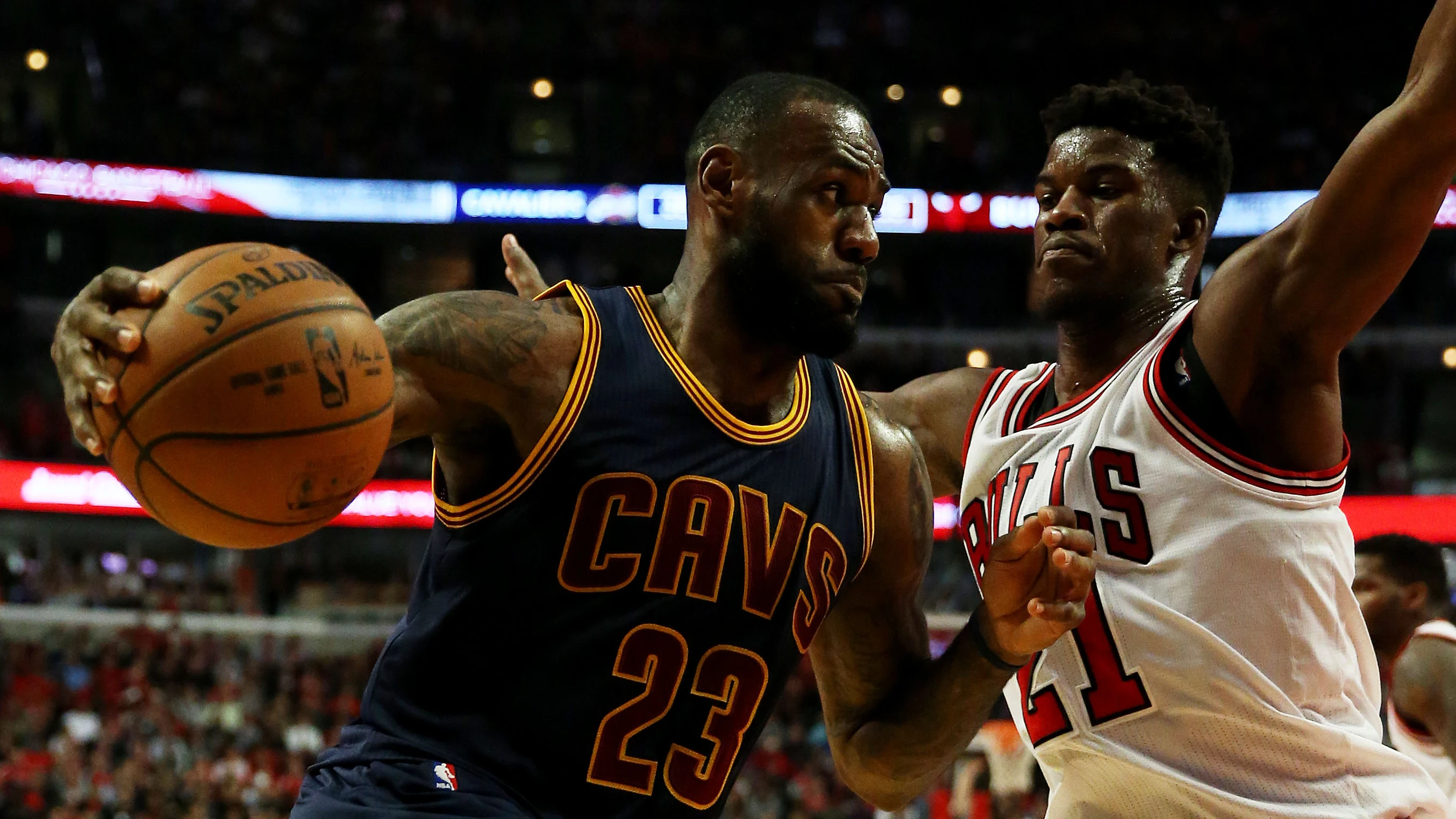 LeBron James intenta zafarse de la defensa de Jimmy Butler