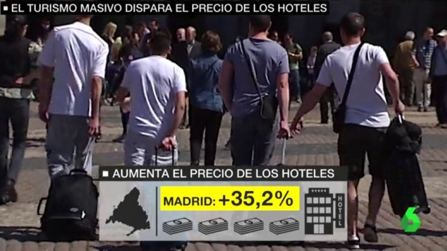Varios tuirstas en la calle