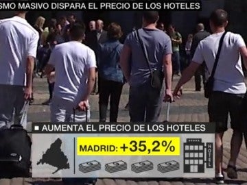Varios tuirstas en la calle Varios tuirstas en la calle