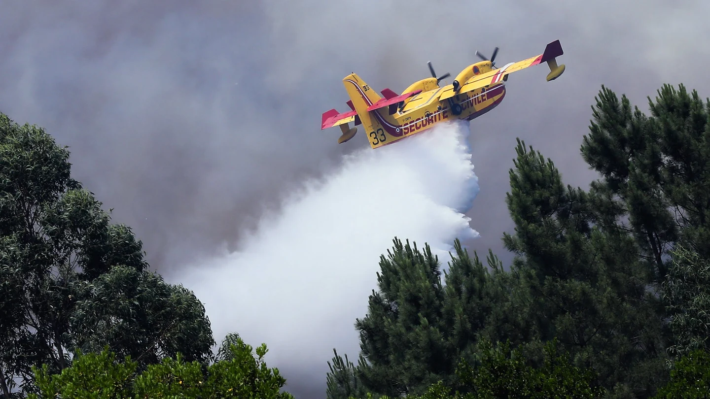 Un avión de extinción combate el fuego en Portugal Un avión de extinción combate el fuego en Portugal