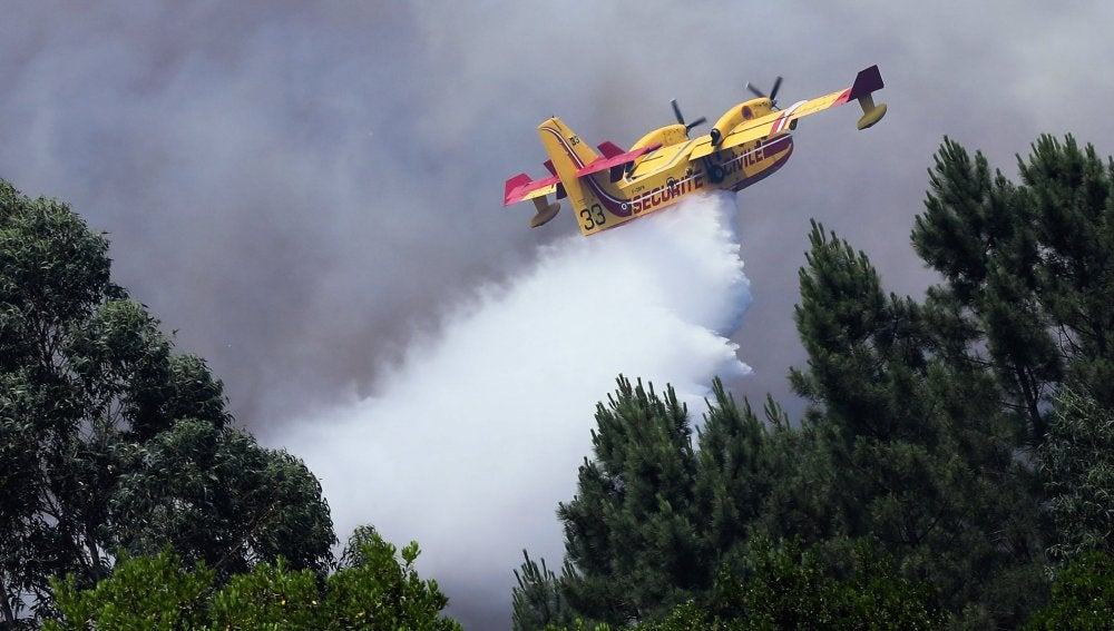 Un avión de extinción combate el fuego en Portugal