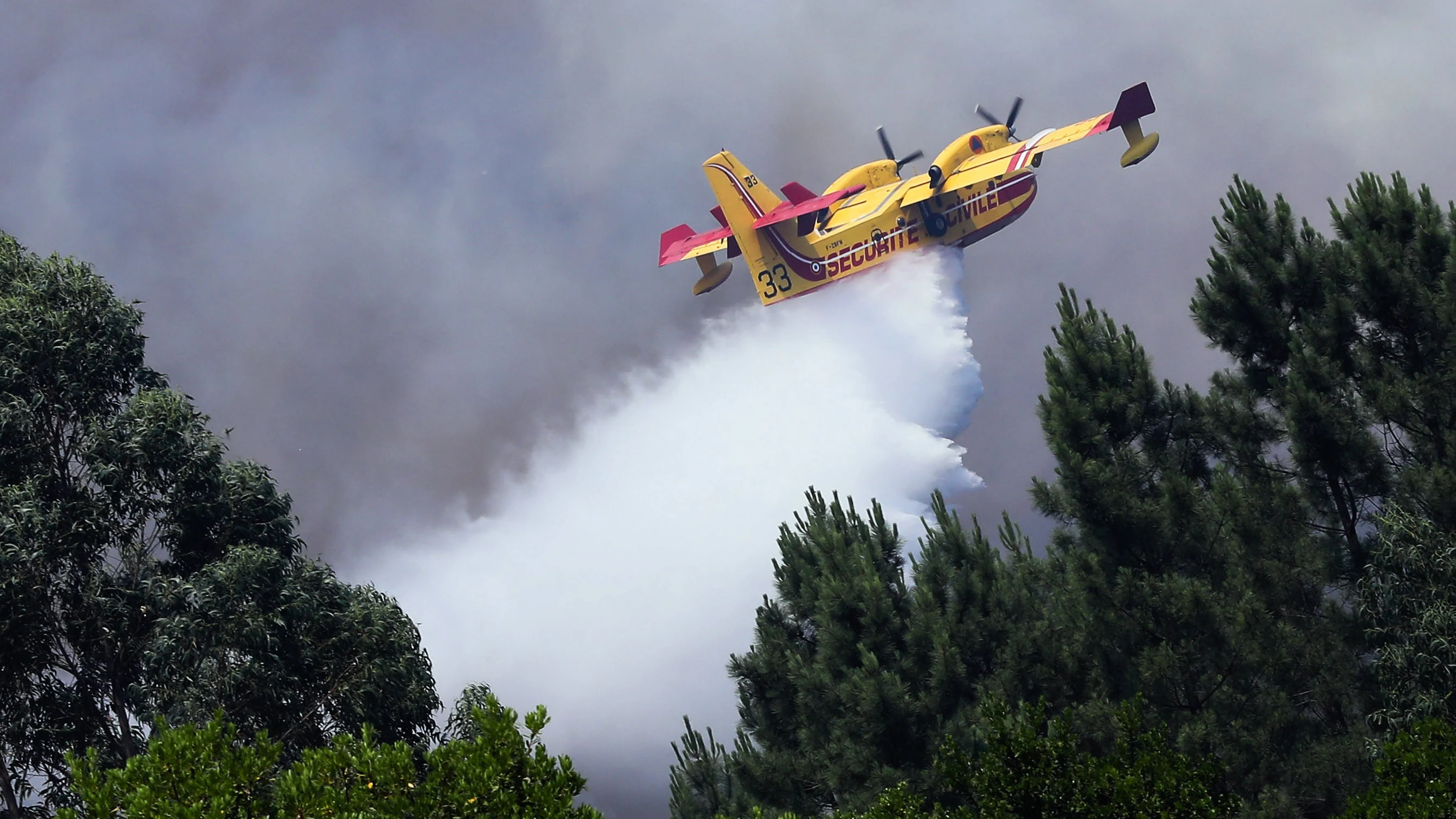 Un avión de extinción combate el fuego en Portugal