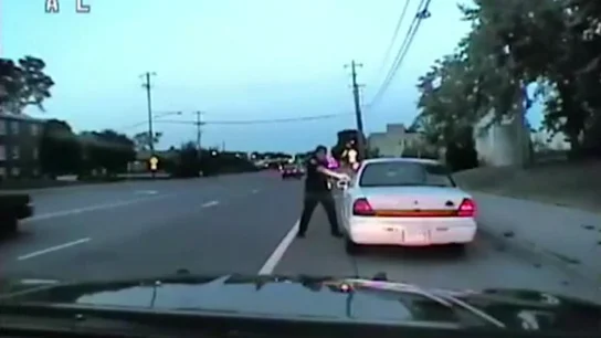 Salen a la luz nuevas imágenes del policía que mató a un joven negro cuya muerte se retransmitió por Facebook Live Salen a la luz nuevas imágenes del policía que mató a un joven negro cuya muerte se retransmitió por Facebook Live