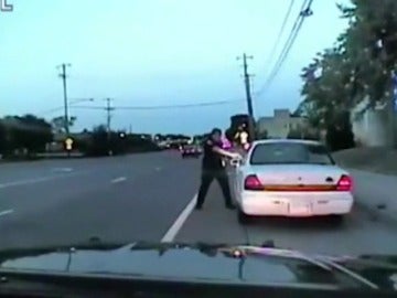 Salen a la luz nuevas imágenes del policía que mató a un joven negro cuya muerte se retransmitió por Facebook Live Salen a la luz nuevas imágenes del policía que mató a un joven negro cuya muerte se retransmitió por Facebook Live