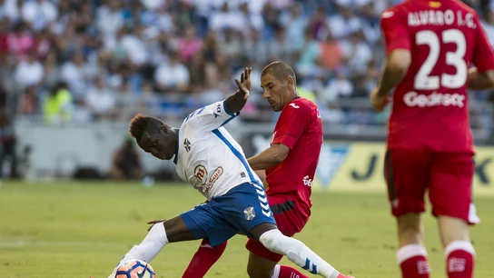 Lacen y Ndiaye disputan la posesión del balón Lacen y Ndiaye disputan la posesión del balón