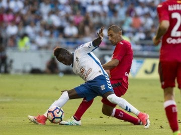 Lacen y Ndiaye disputan la posesión del balón Lacen y Ndiaye disputan la posesión del balón