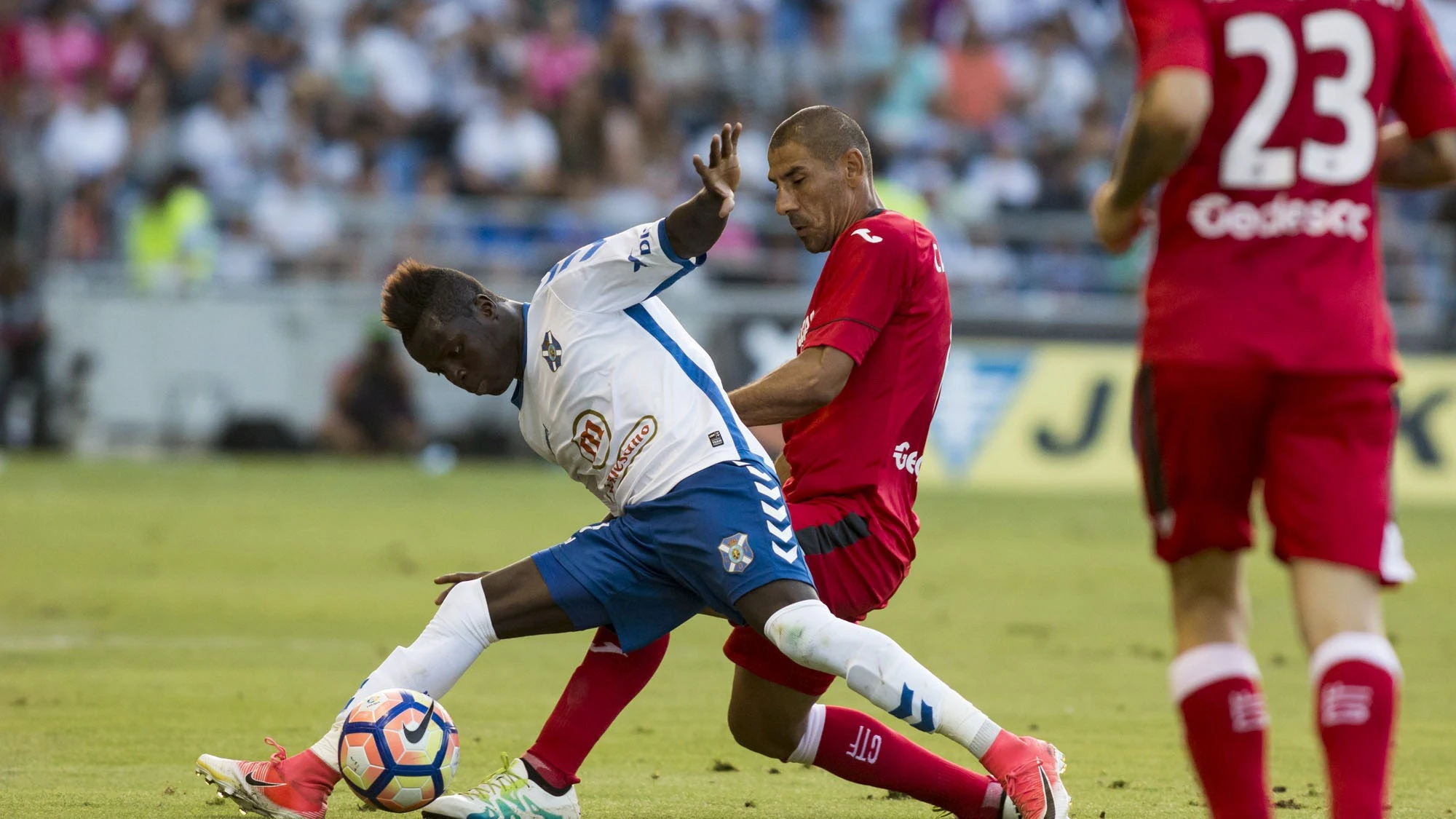 Lacen y Ndiaye disputan la posesión del balón