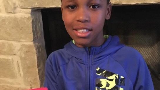 Bishop posa con el invento que evitar&aacute; los golpes de calor en el coche