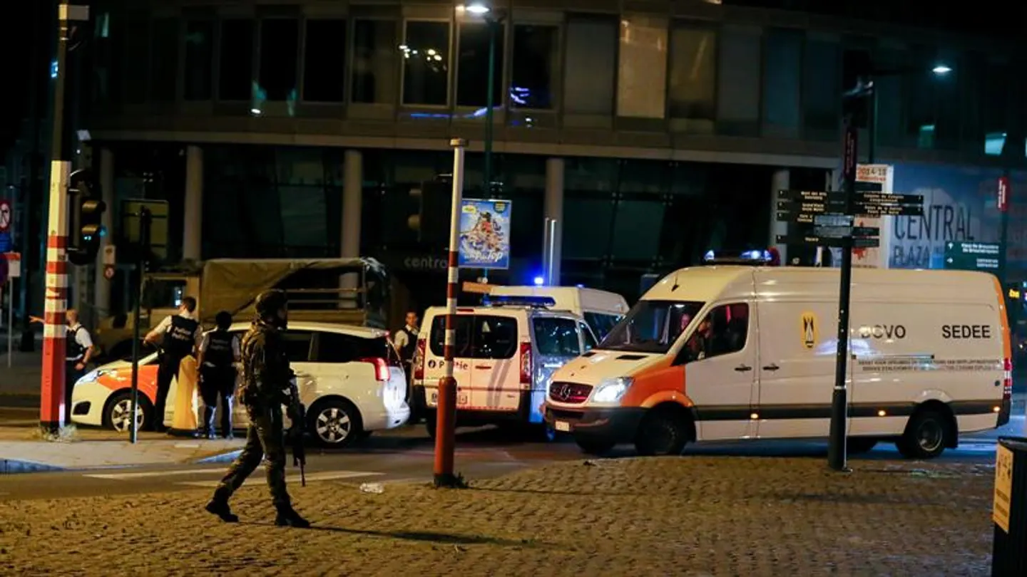 La brigada de explosivos en la Estación Central de Bruselas La brigada de explosivos en la Estación Central de Bruselas