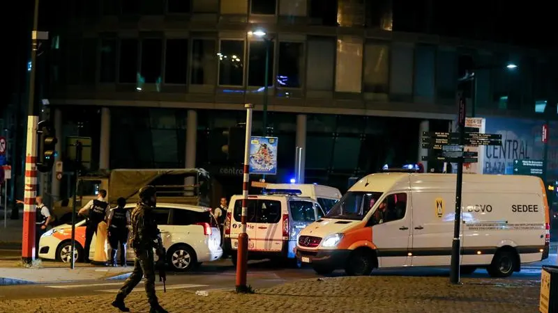 La brigada de explosivos en la Estación Central de Bruselas La brigada de explosivos en la Estación Central de Bruselas