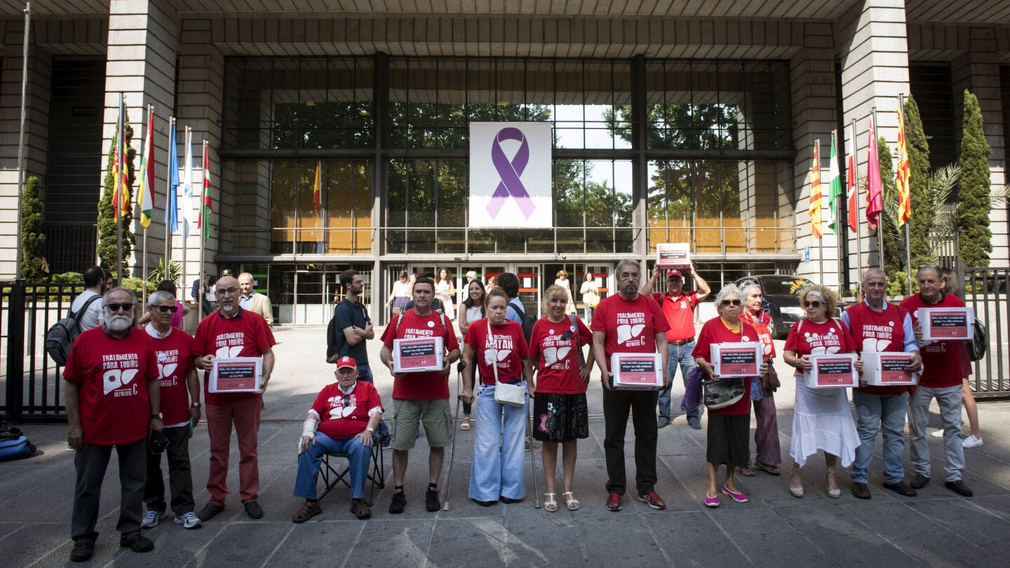  Una treintena de afectados de la Plataforma de Afectados por la Hepatitis C frente al ministerio de Sanidad