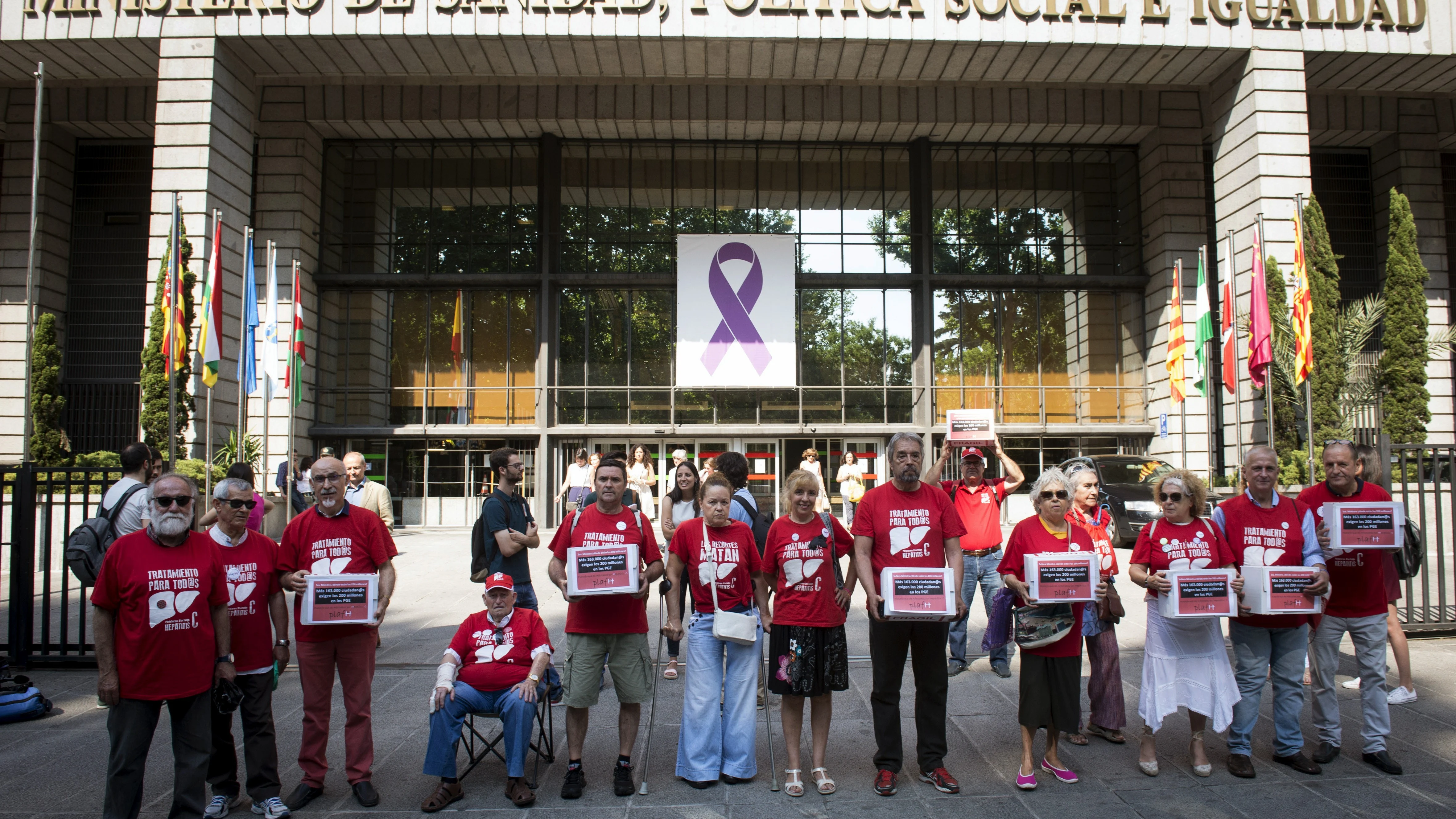  Una treintena de afectados de la Plataforma de Afectados por la Hepatitis C frente al ministerio de Sanidad